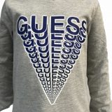 Detalle Guess Kids camiseta gris logo azul