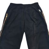 Guess pantalón jogging negro con franja dorada detallex