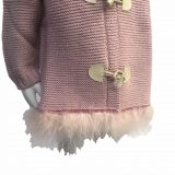 detalle Floc Baby abrigo rosa empolvado con plumas