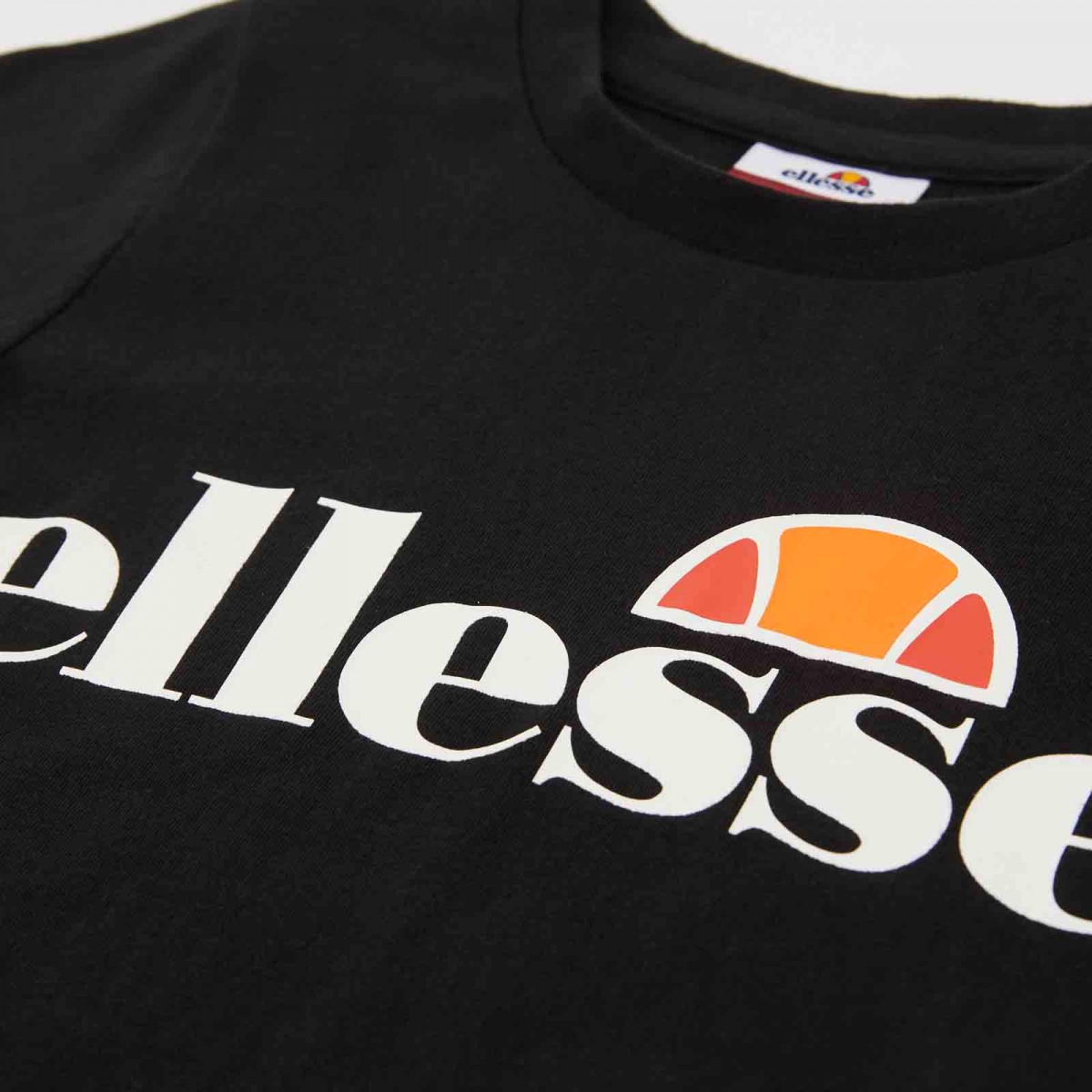 camiseta negra ellesse